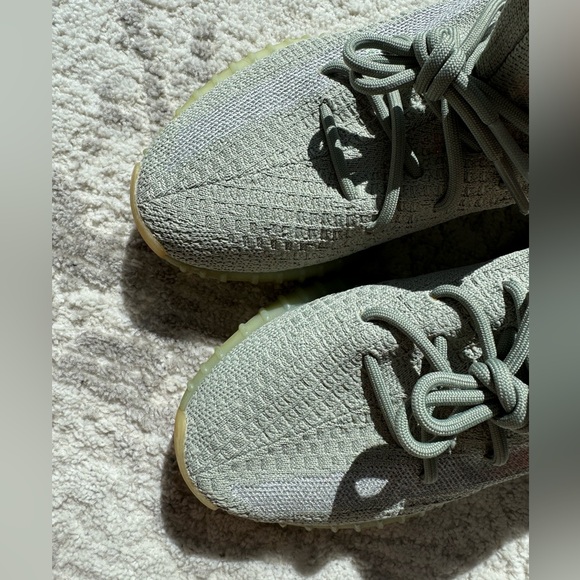 Yeezy sneakers, Male size 7,5 , condition is like a new ! - Picture 4 of 7